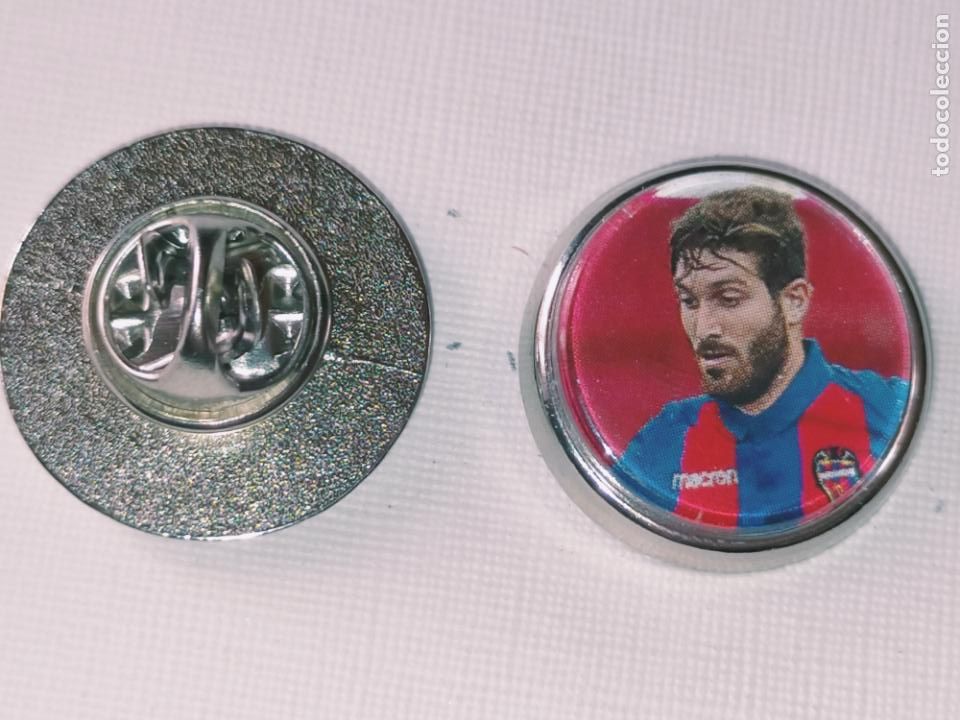 Pin's de collection: PIN REDONDO METAL - FUTBOL EQUIPO COMPONENTE JUGADOR f&uacute;tbol CLUB LEVANTE UNION DEPORTIVA