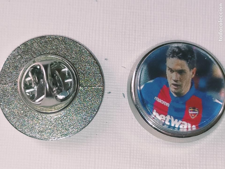 Pin's de collection: PIN REDONDO METAL - FUTBOL EQUIPO COMPONENTE JUGADOR f&uacute;tbol CLUB LEVANTE UNION DEPORTIVA