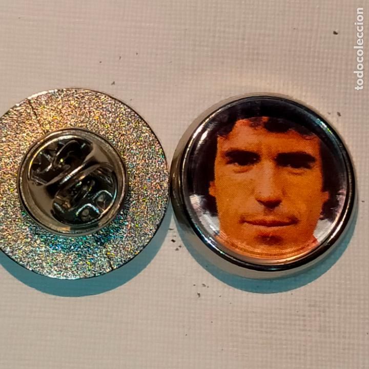 Pin's de collection: PIN REDONDO METAL - FUTBOL EQUIPO COMPONENTE JUGADOR f&uacute;tbol CLUB OSASUNA