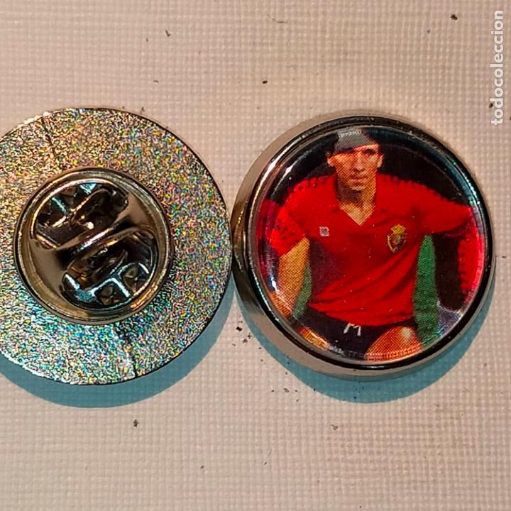 Pin's de collection: PIN REDONDO METAL - FUTBOL EQUIPO COMPONENTE JUGADOR f&uacute;tbol CLUB OSASUNA