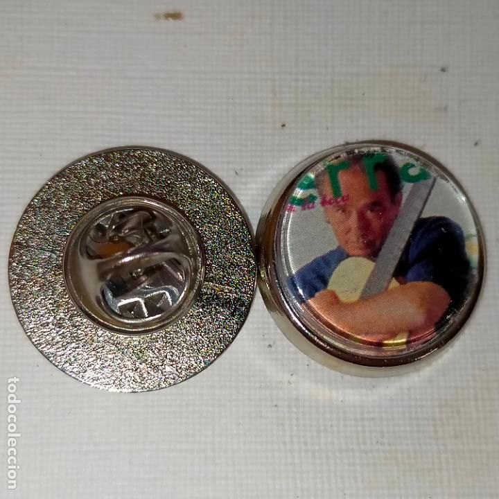 Pins e Spille di collezione: pin redondo metal - musica cantante grupo - JOAN MANUEL SERRAT