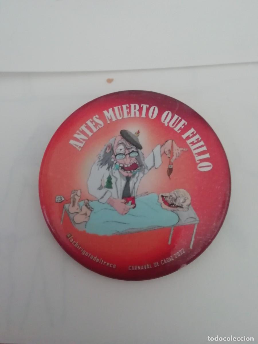 Pins de colecci&oacute;n: Carnaval de C&aacute;diz chapa chirigota callejera antes muerto que feillo 2022