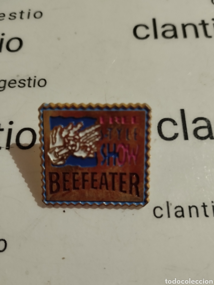 Pins de colecci&oacute;n: Ferrer Styles show beefeater ginebra