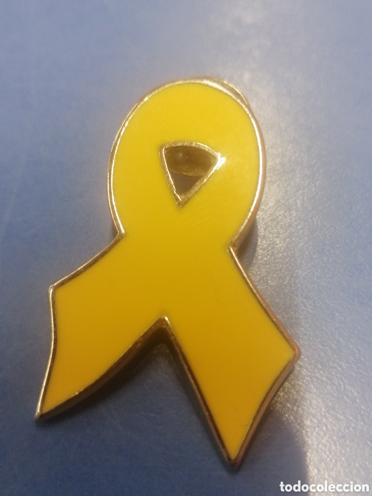 Pin's de collection: PIN lazo Amarillo s&iacute;mbolo independ&egrave;ncia Catalunya