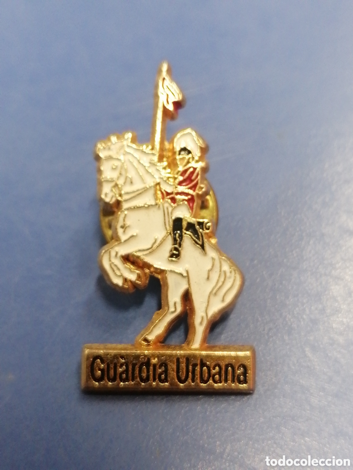 Pin's de collection: Pin Guardia Urbana de Barcelona a caballo uniforme cl&aacute;sico Polic&iacute;a Local Barcelona