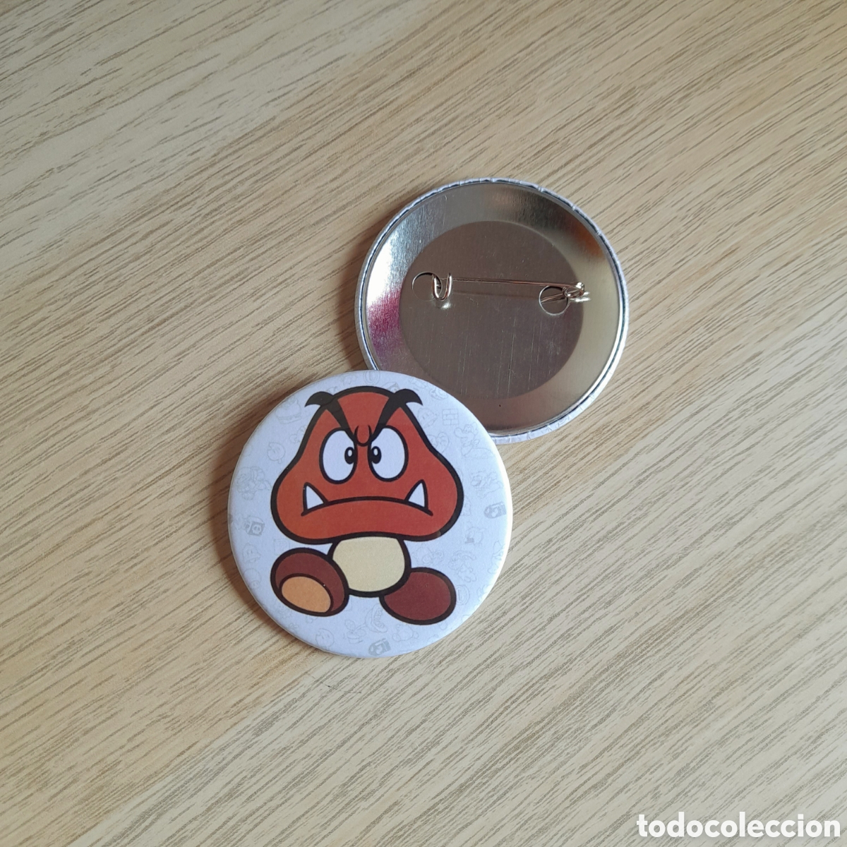 Pins de colecci&oacute;n: CHAPA PIN 59 MM SUPER MARIO GOOMBA - Videojuegos