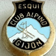 Pins de colección: INSIGNIA ESQUÍ CLUB ALPINO GIJÓN. Lote 401372614