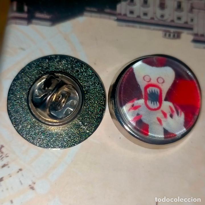 Pins de colecci&oacute;n: pin redondo metal - Huggy Wuggys PERSONAJES DE POPPY , MONSTRUOS DIBUJOS ANIMADOS .