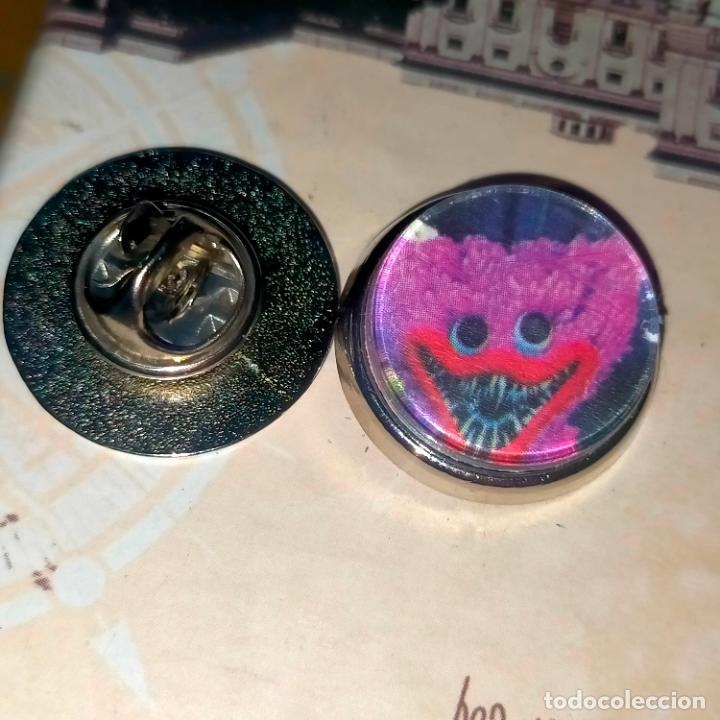 Pins de colecci&oacute;n: pin redondo metal - Huggy Wuggys PERSONAJES DE POPPY , MONSTRUOS DIBUJOS ANIMADOS .