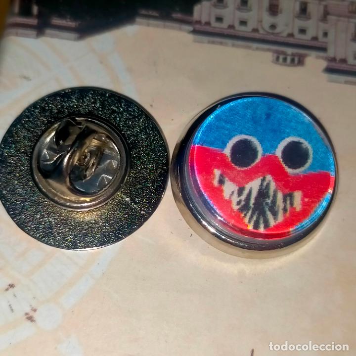 Pins de colecci&oacute;n: pin redondo metal - Huggy Wuggys PERSONAJES DE POPPY , MONSTRUOS DIBUJOS ANIMADOS .