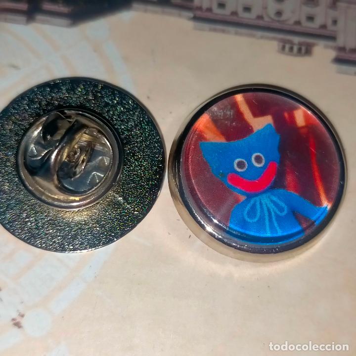 Pins de colecci&oacute;n: pin redondo metal - Huggy Wuggys PERSONAJES DE POPPY , MONSTRUOS DIBUJOS ANIMADOS .
