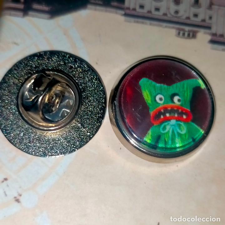 Pins de colecci&oacute;n: pin redondo metal - Huggy Wuggys PERSONAJES DE POPPY , MONSTRUOS DIBUJOS ANIMADOS .