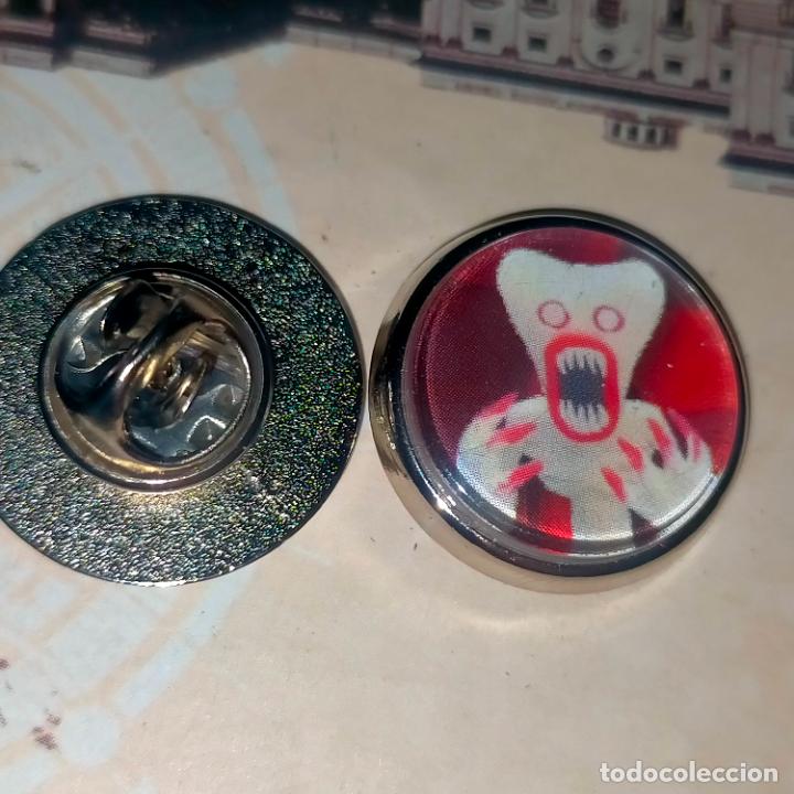 Pins de colecci&oacute;n: pin redondo metal - Huggy Wuggys PERSONAJES DE POPPY , MONSTRUOS DIBUJOS ANIMADOS .