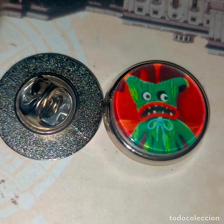 Pins de colecci&oacute;n: pin redondo metal - Huggy Wuggys PERSONAJES DE POPPY , MONSTRUOS DIBUJOS ANIMADOS .
