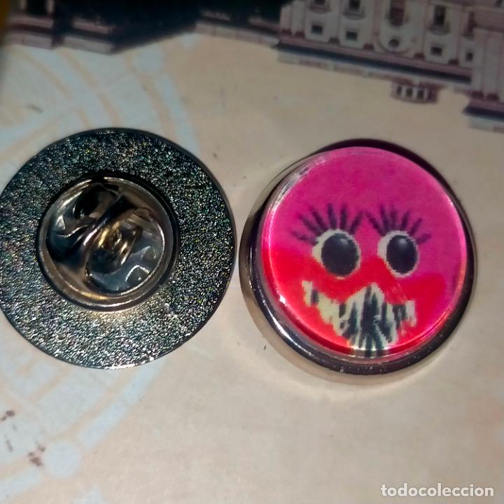 Pins de colecci&oacute;n: pin redondo metal - Huggy Wuggys PERSONAJES DE POPPY , MONSTRUOS DIBUJOS ANIMADOS .