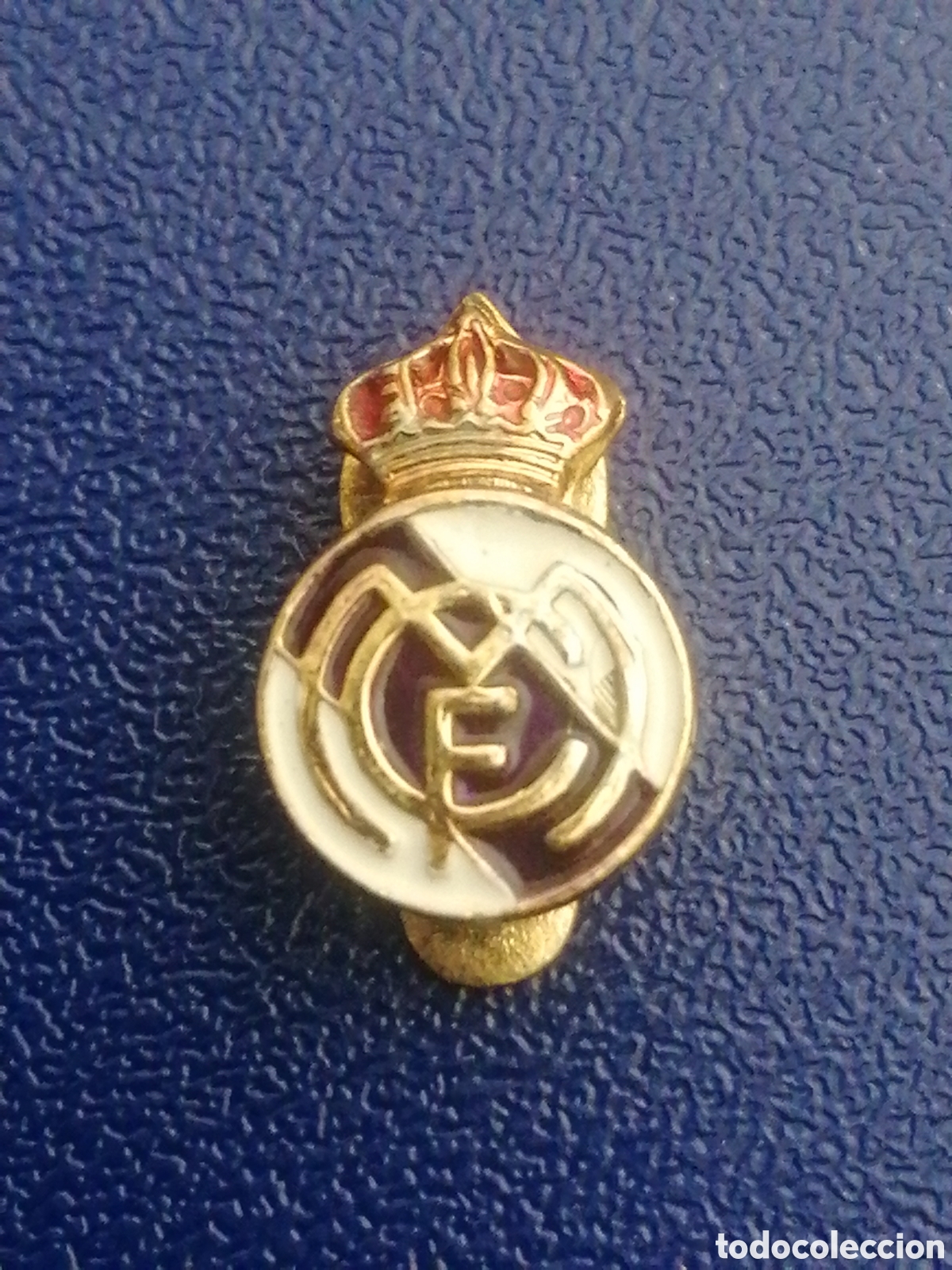 Pin's de collection: Pin tipo insignia Real Madrid Club de F&uacute;tbol insignia de solapa antigua