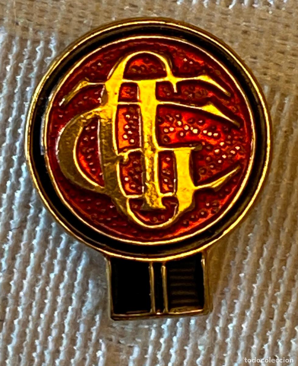 Pin's de collection: INSIGNIA DE SOLAPA CON LAS INICIALES CGT, MIDE 1,7 CMS.