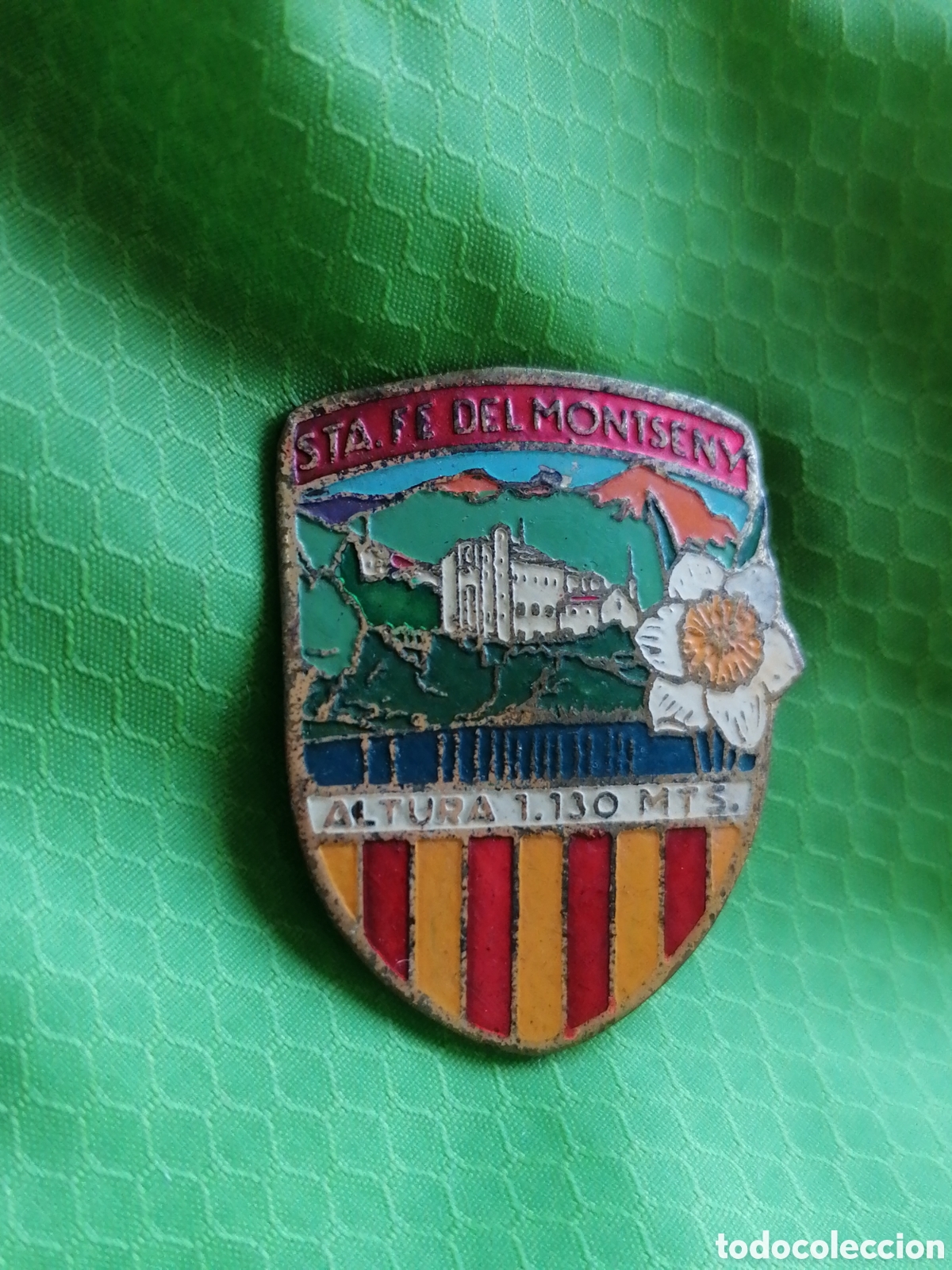 Pin's de collection: pin tipo insignia de tipo imperdible lugar municipio poblaci&oacute;n Santa Fe del Montseny