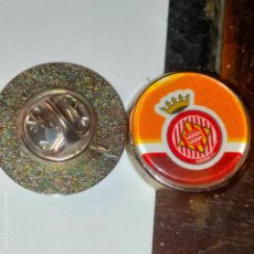 Pins de colección: PIN REDONDO METAL - FUTBOL EQUIPO COMPONENTE JUGADOR FÚTBOL GIRONA FUTBOL CLUB. Lote 402072404