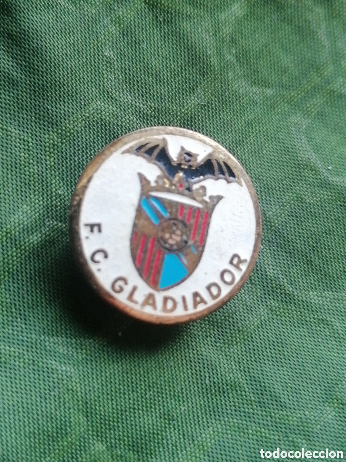 Pin's de collection: Pin equipo F&uacute;tbol Club gladiador insignia de solapa antigua Catalu&ntilde;a