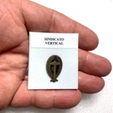 Pins de colección: 2016.ANTIGUO PIN INSIGNIA SINDICATO VERTICAL (EPOCA FRANQUISTA). Lote 402787099