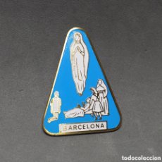 Pins de colección: INSIGNIA RELIGIOSA. NUESTRA SEÑORA DE LOURDES. HOSPITALITAT MARE DE DÉU. BARCELONA.