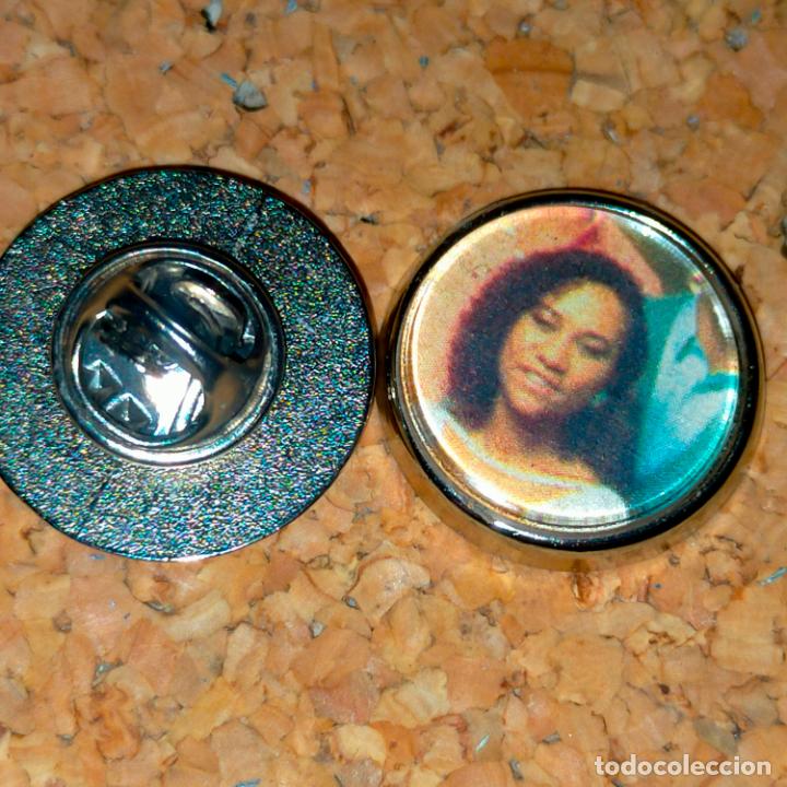 Sammlung von Pins: pin redondo metal - serie de television corrupci&oacute;n en Miami