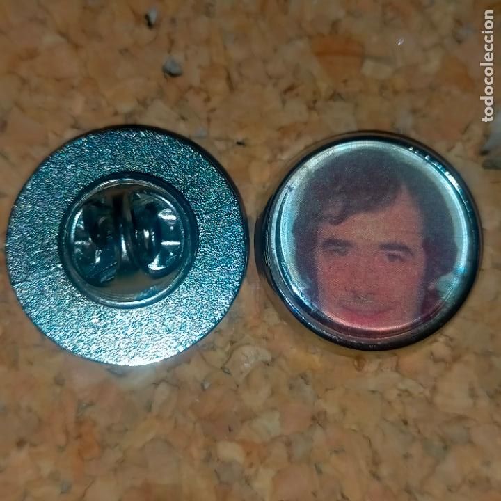 Collection pins: PIN REDONDO METAL - m&uacute;sica cantante grupo Joan Manuel Serrat