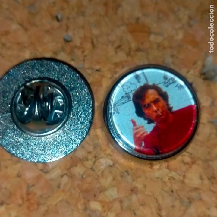 Collection pins: PIN REDONDO METAL - m&uacute;sica cantante grupo Joan Manuel Serrat