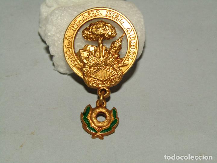 Pins de colecci&oacute;n: Antigua Insignia de Imperdible de la Falla PLAZA DEL ARBOL - Foto 1