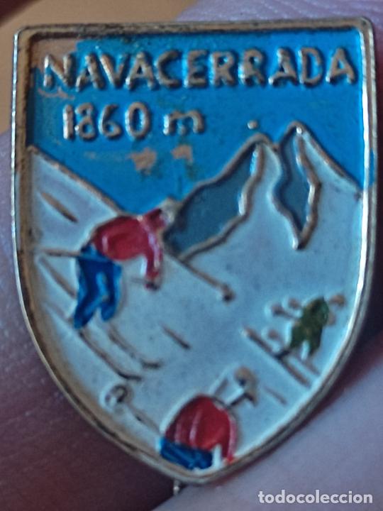 Pins de colecci&oacute;n: NAVACERRADA INSIGNIA ALPINISMO MONTA&Ntilde;ISMO ESQUI PINTURA LACADA 2 CMS ALTO