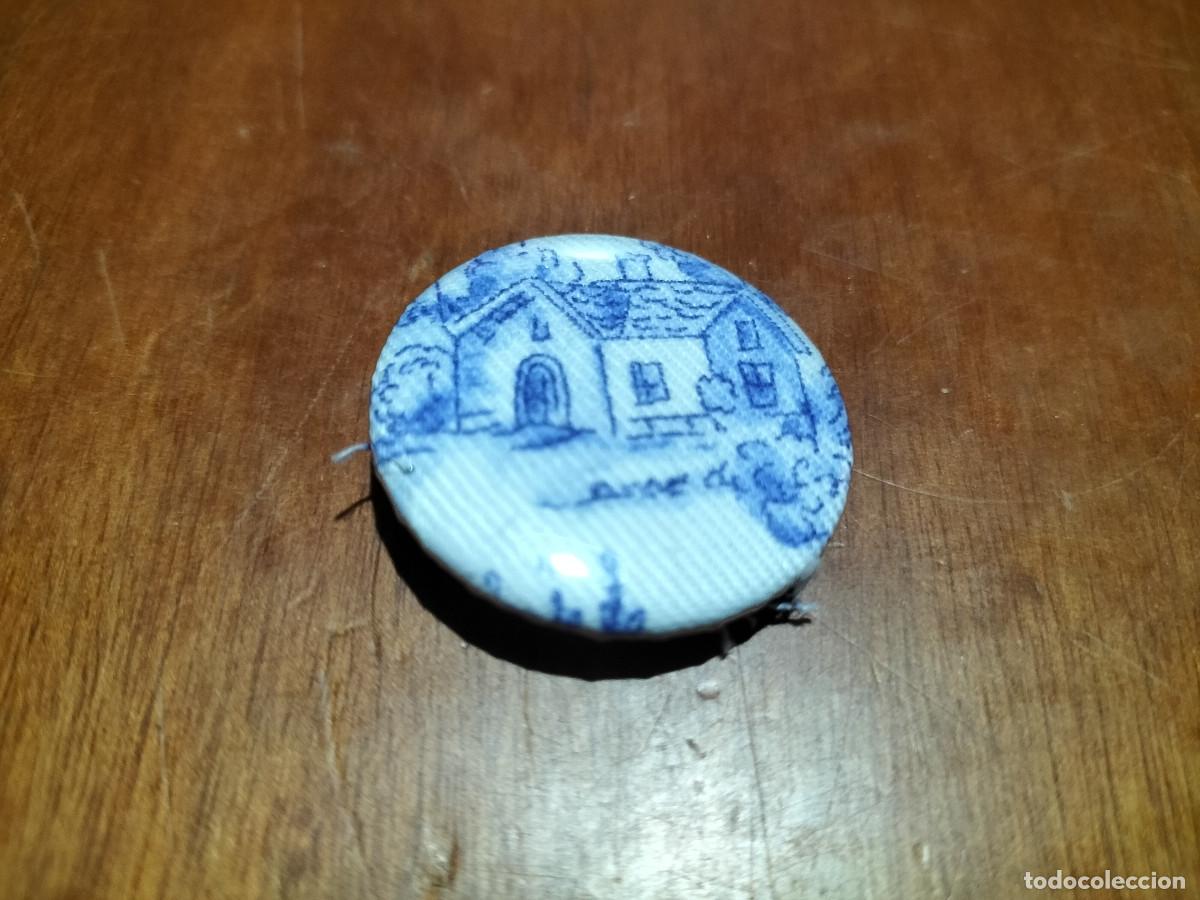 Pins e Spille di collezione: CASA EPOCA AZUL. TELA DEBAJO CHAPA. PIN. 0,31 MM. DETR&Aacute;S MET&Aacute;LICA. SIN USO. DIFICIL