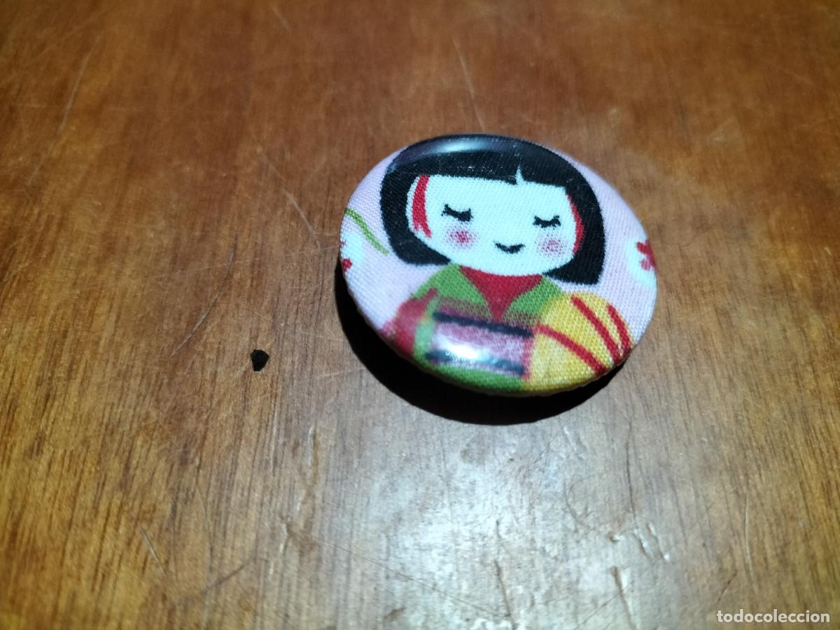 Pins de colecci&oacute;n: CHINA VESTIDA EPOCA. TELA DEBAJO CHAPA. PIN. 0,31 MM. DETR&Aacute;S MET&Aacute;LICA. SIN USO. DIFICIL