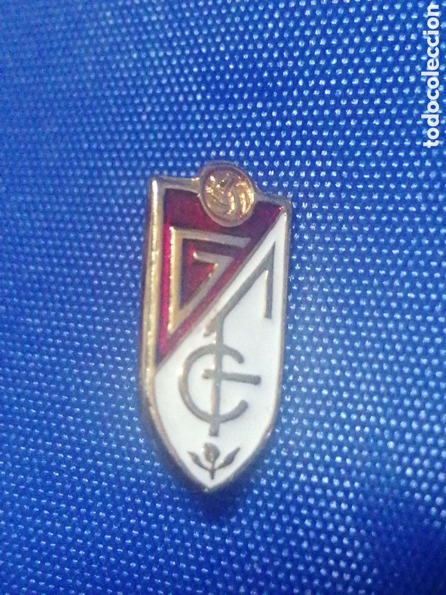 Collection pins: Pin tipo insignia antiguo equipo de f&uacute;tbol Granada Club de F&uacute;tbol insignia tipo imperdible antigua