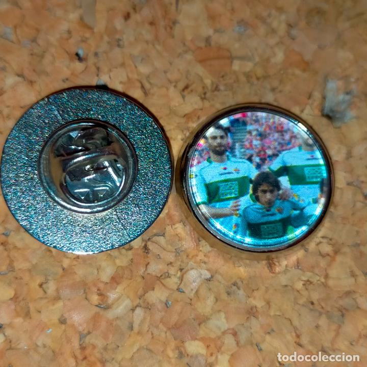 Pin's de collection: PIN REDONDO METAL - FUTBOL CLUB jugador equipo f&uacute;tbol alineacion Elche club de f&uacute;tbol