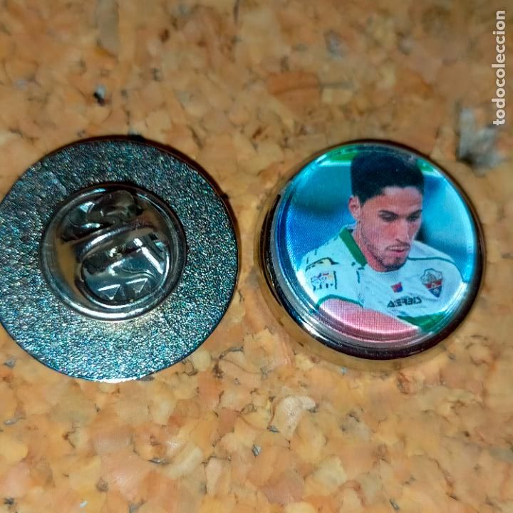 Pin's de collection: PIN REDONDO METAL - FUTBOL CLUB jugador equipo f&uacute;tbol alineacion Elche club de f&uacute;tbol