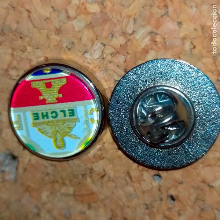 Pin's de collection: PIN REDONDO METAL - FUTBOL CLUB jugador equipo f&uacute;tbol alineacion Elche club de f&uacute;tbol