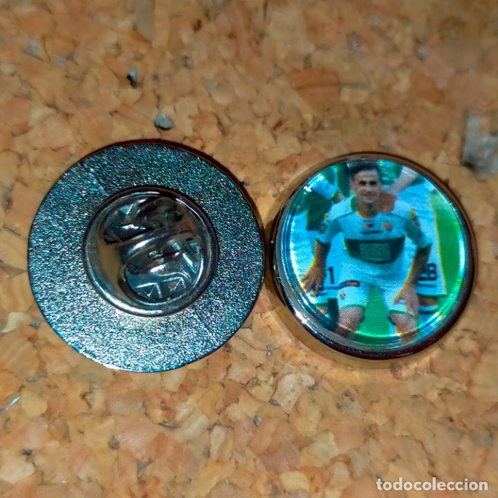 Pin's de collection: PIN REDONDO METAL - FUTBOL CLUB jugador equipo f&uacute;tbol alineacion Elche club de f&uacute;tbol