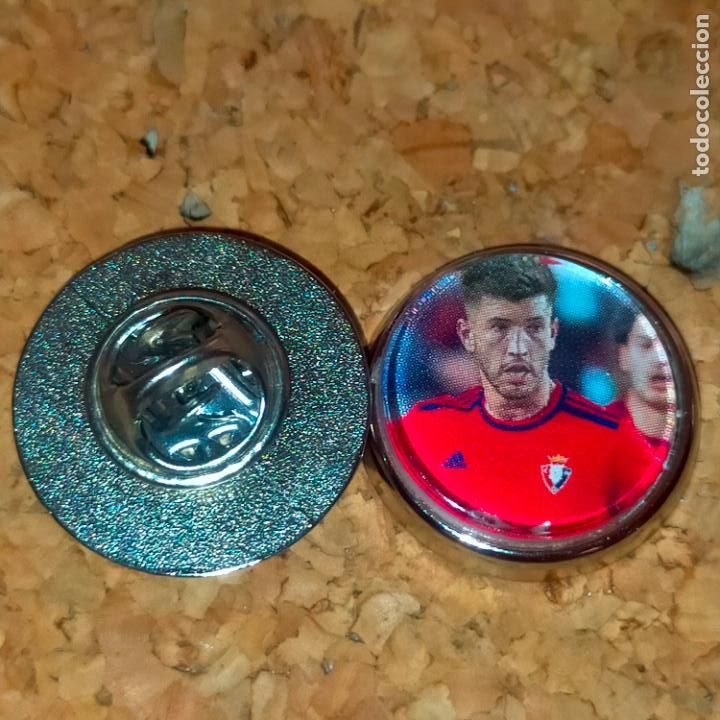 Collection pins: PIN REDONDO METAL - FUTBOL CLUB jugador equipo f&uacute;tbol alineaci&oacute;n OSASUNA