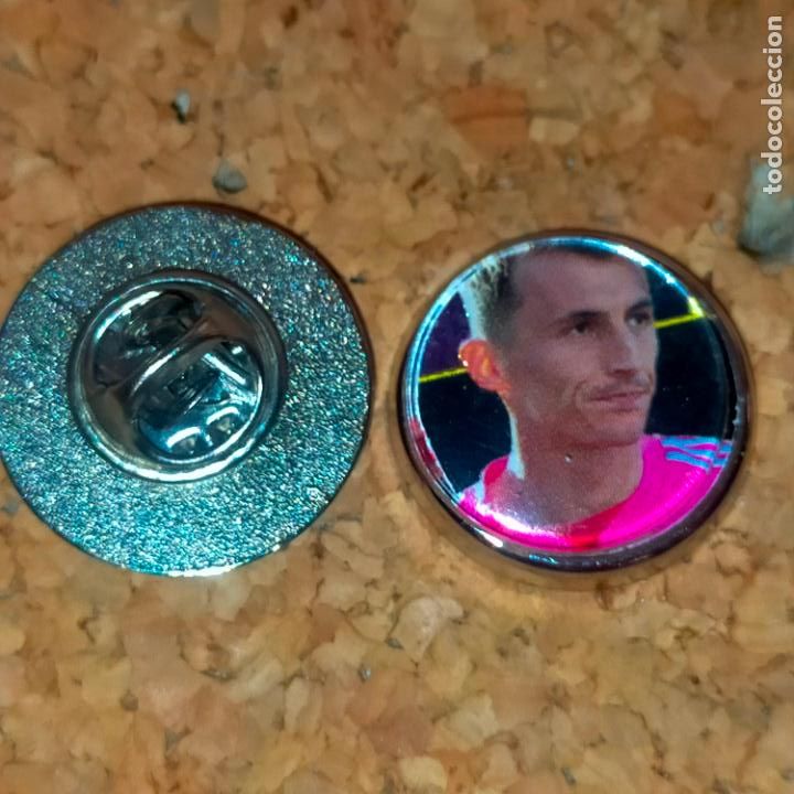 Pins de colecci&oacute;n: PIN REDONDO METAL - FUTBOL CLUB jugador equipo f&uacute;tbol alineaci&oacute;n OSASUNA
