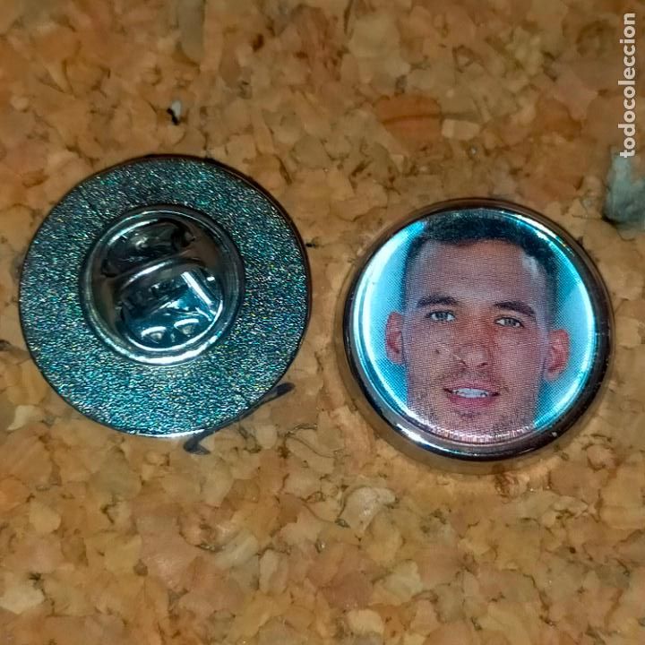 Sammlung von Pins: PIN REDONDO METAL - FUTBOL CLUB jugador equipo f&uacute;tbol alineaci&oacute;n OSASUNA