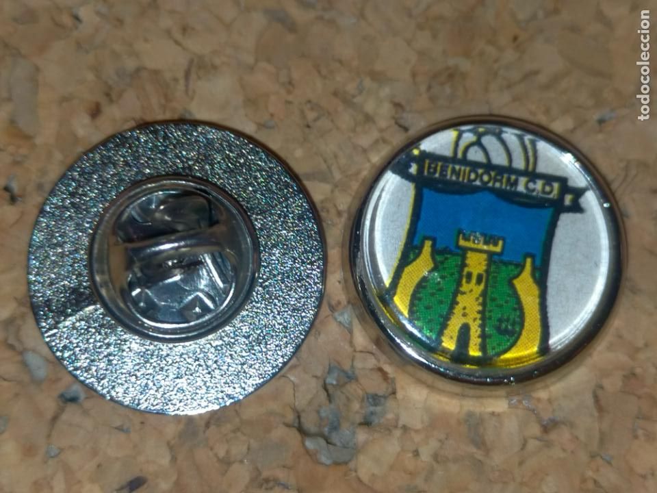 Sammlung von Pins: PIN REDONDO METAL - FUTBOL CLUB jugador equipo f&uacute;tbol escudo club deportivo Benidorm