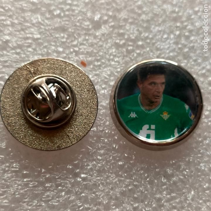 Pins e Spille di collezione: PIN REDONDO METAL - FUTBOL JUGADOR DEL EQUIPO real Betis Balompi&eacute;