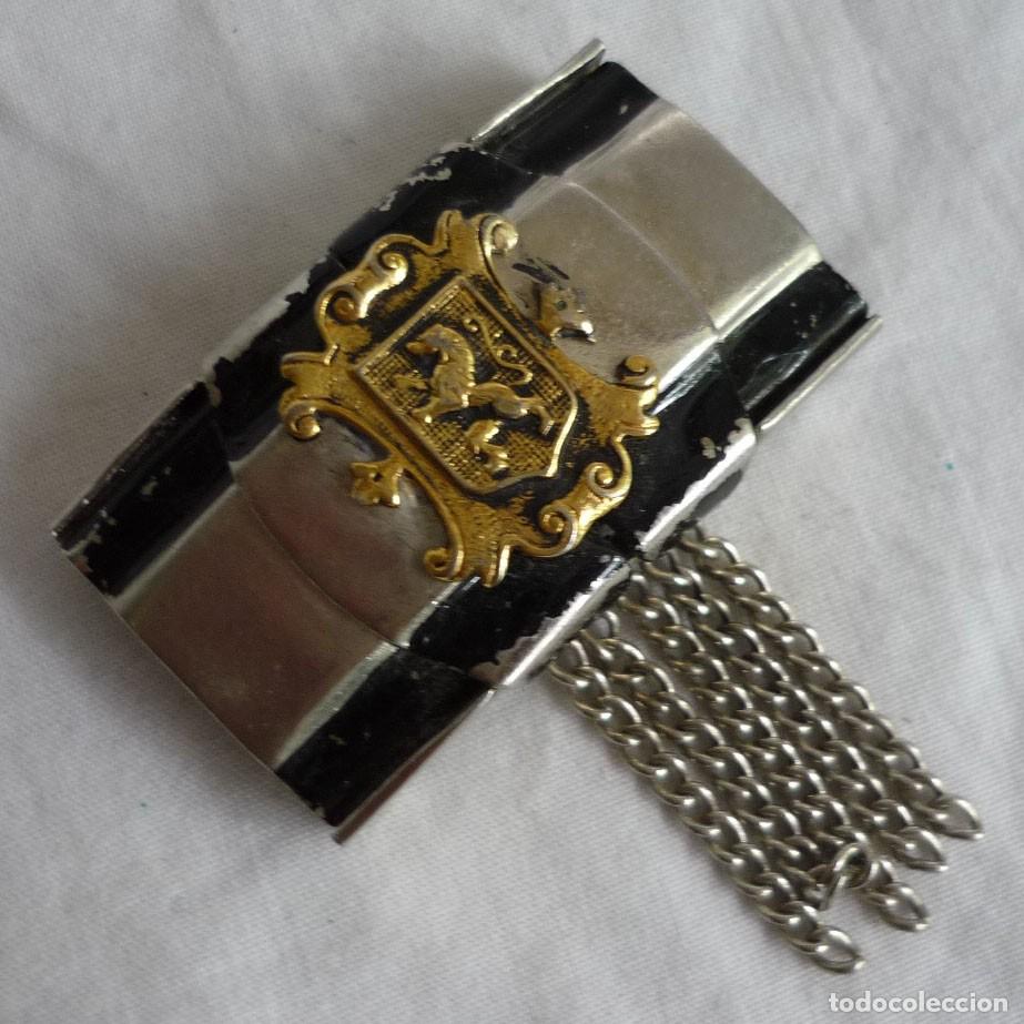 Pins e Spille di collezione: Antiguo broche met&aacute;lico escudo con le&oacute;n rampante
