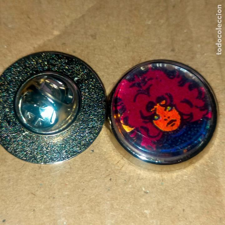Pin's de collection: Pin redondo metal . Superh&eacute;roes comic dibujos animados acci&oacute;n