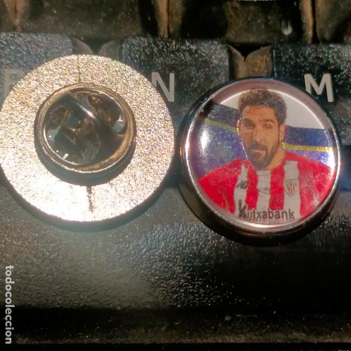 Collection pins: pin redondo metal - f&uacute;tbol equipo club Atl&eacute;tico de Madrid JUGADOR