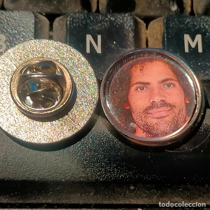 Pins de colecci&oacute;n: pin redondo metal - f&uacute;tbol equipo club OSASUNA JUGADOR