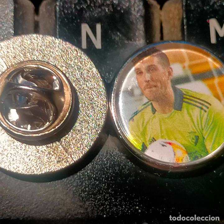Pins de colecci&oacute;n: pin redondo metal - f&uacute;tbol equipo club OSASUNA JUGADOR