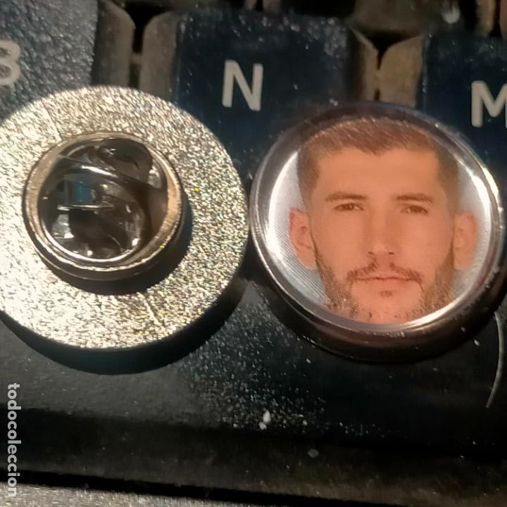 Pins de cole&ccedil;&atilde;o: pin redondo metal - f&uacute;tbol equipo club OSASUNA JUGADOR