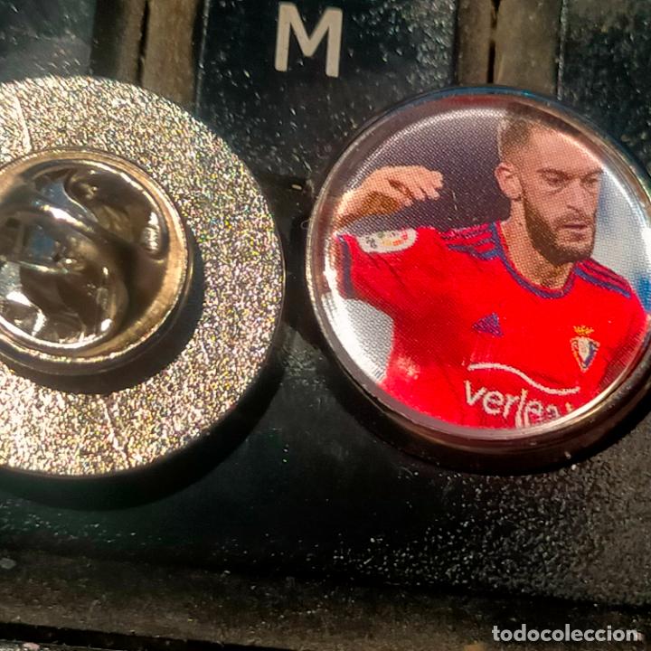Pins de cole&ccedil;&atilde;o: pin redondo metal - f&uacute;tbol equipo club OSASUNA JUGADOR